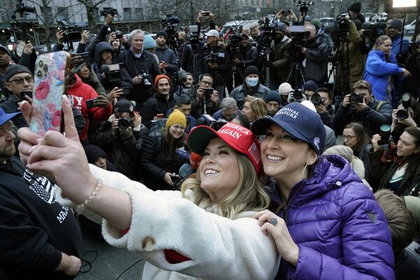 Những người ủng hộ ông Donald Trump trong thời gian chụp ảnh ở New York. - Sputnik Việt Nam