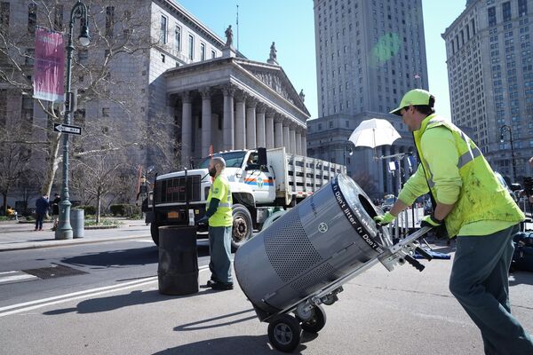 Công nhân đang dọn dẹp những thùng rác trên đường phố New York. - Sputnik Việt Nam