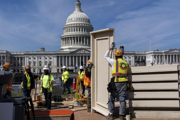 Lắp đặt các tấm bảo vệ tại tòa nhà Quốc hội ở Washington. - Sputnik Việt Nam