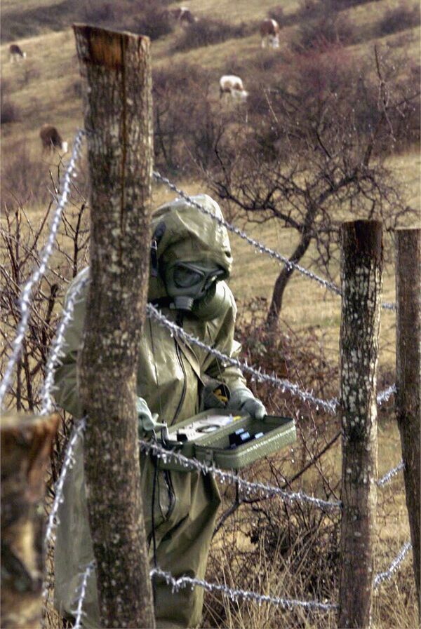 Binh sĩ quân đội Nam Tư đo phóng xạ ở khu vực bị bắn phá, Presevo, Serbia. - Sputnik Việt Nam