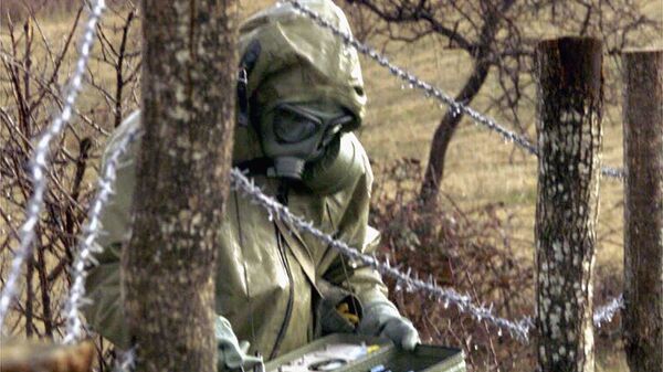 Cолдат югославской армии измеряет радиоактивность в зоне бомбардировки, Прешево, Сербия - Sputnik Việt Nam