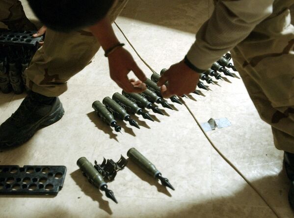 Một người lính Mỹ đếm số đạn uranium nghèo tại một căn cứ ở Tikrit, Iraq, năm 2004. - Sputnik Việt Nam