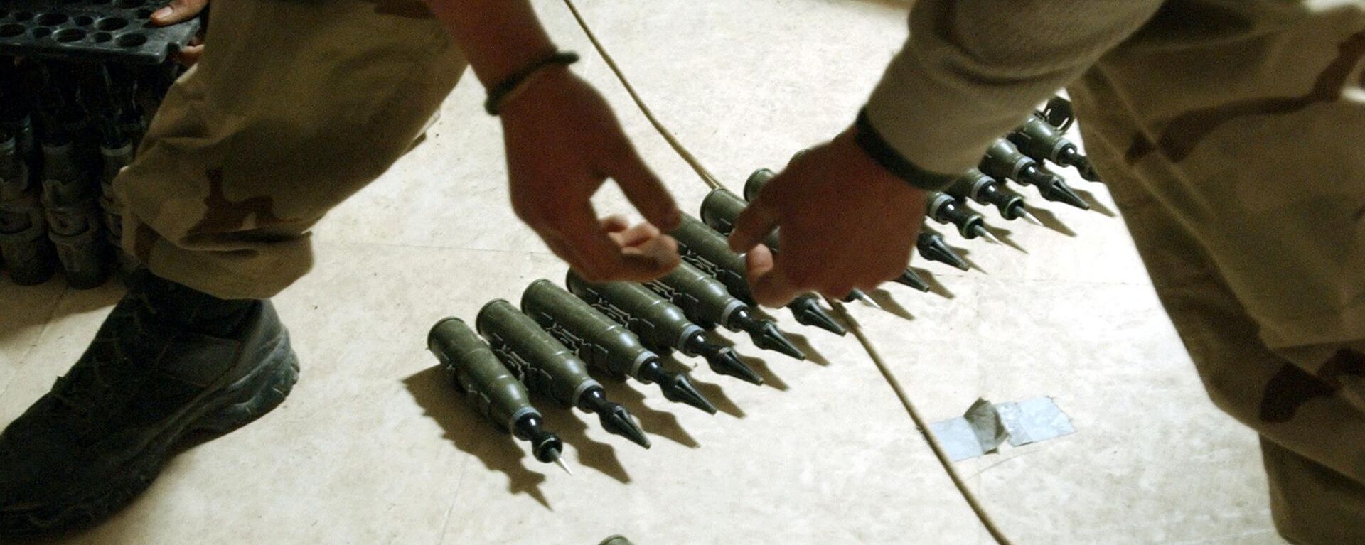 Một người lính Mỹ đếm số đạn uranium nghèo tại một căn cứ ở Tikrit, Iraq, năm 2004. - Sputnik Việt Nam, 1920, 24.03.2023