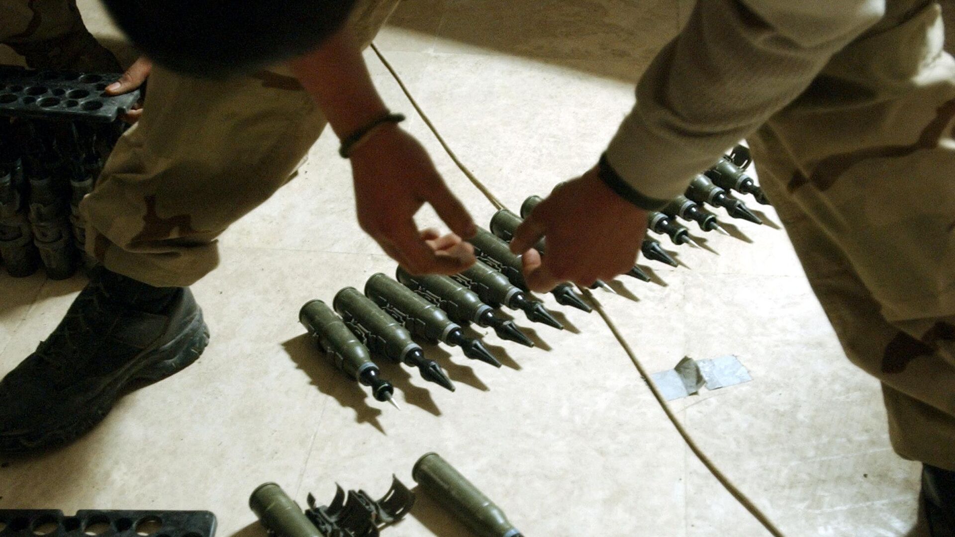 Một người lính Mỹ đếm số đạn uranium nghèo tại một căn cứ ở Tikrit, Iraq, năm 2004. - Sputnik Việt Nam, 1920, 24.03.2023