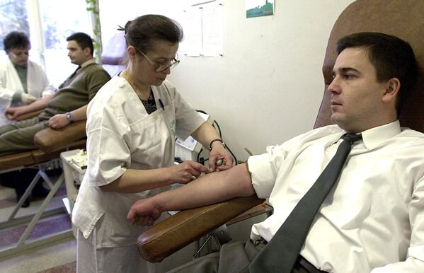 Quân cảnh Romania từng phục vụ ở Bosnia lấy máu để xét nghiệm ở Bucharest. - Sputnik Việt Nam