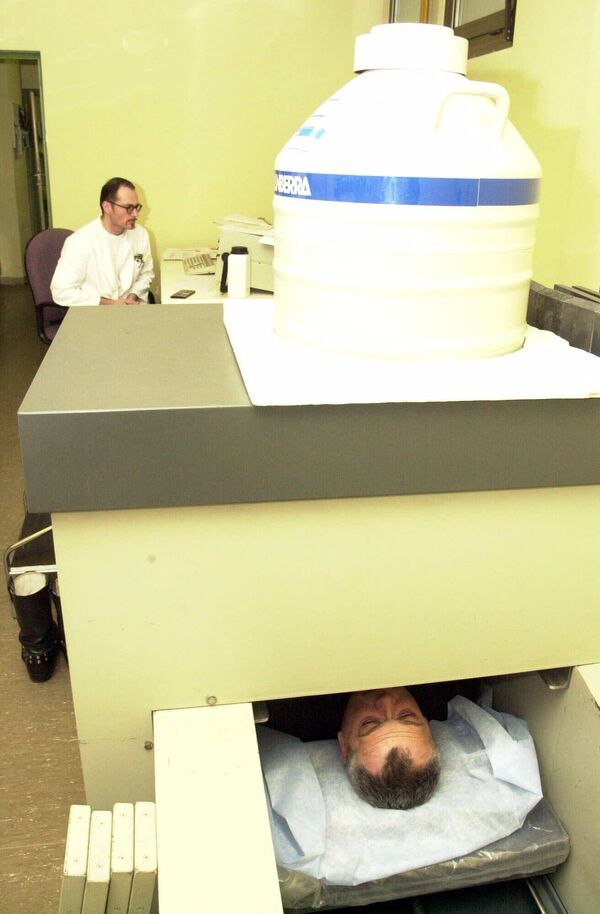 Kỹ sư người Croatia kiểm tra các dụng cụ trong quá trình khám sức khỏe cho Bruno Mihailović trên máy theo dõi bức xạ toàn thân tại Viện Y học Hạt nhân ở Zagreb. - Sputnik Việt Nam