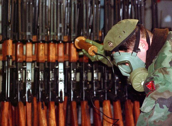 Binh sĩ quân đội người Serb ở Bosnia đo mức phóng xạ trên vũ khí và thiết bị quân sự tại một nhà máy quân sự ở thị trấn Bratunac. - Sputnik Việt Nam