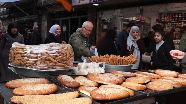 Người dân Aleppo chuẩn bị đón tháng Ramadan trong bối cảnh giá lương thực tăng do động đất gần đây - Sputnik Việt Nam
