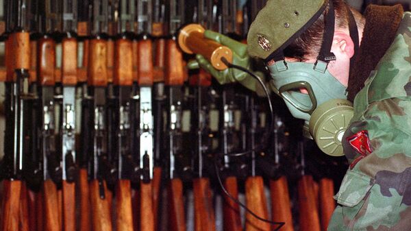 Một binh sĩ quân đội người Serb ở Bosnia đo mức độ phóng xạ trên vũ khí và thiết bị quân sự tại một nhà máy quân sự ở thị trấn Bratunac phía đông Bosnia. - Sputnik Việt Nam