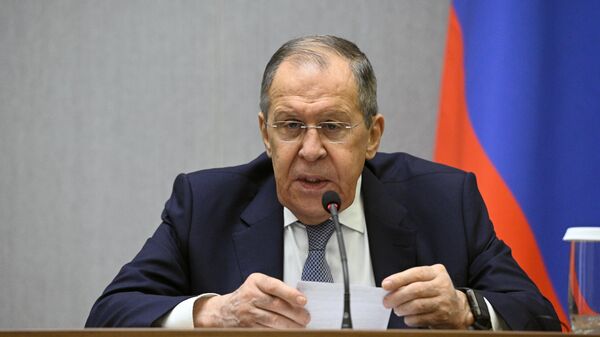 Ngoại trưởng Nga Sergei Lavrov tại một cuộc họp báo sau cuộc gặp ở Sochi với Ngoại trưởng Burundi Albert Shingiro - Sputnik Việt Nam