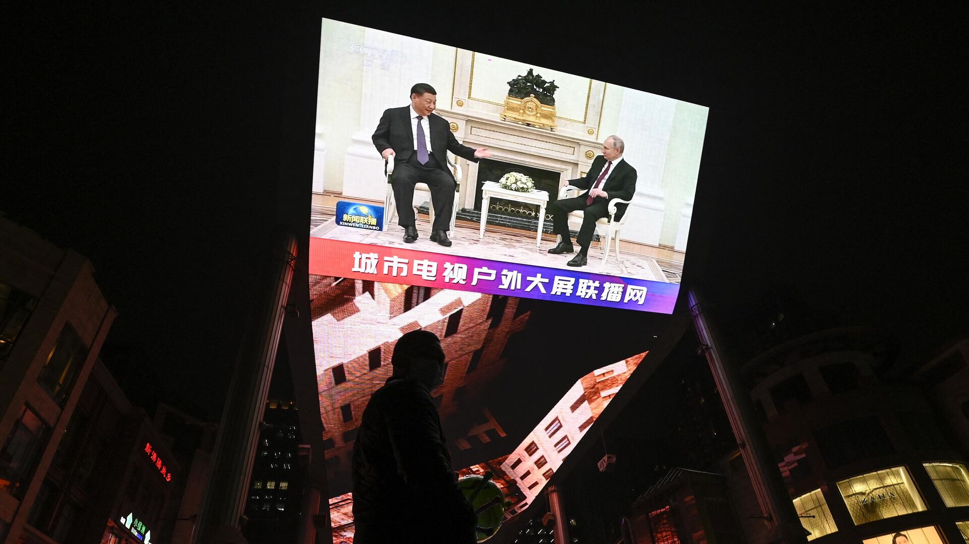 Tin tức về chuyến thăm Nga của Chủ tịch Trung Quốc Tập Cận Bình trên màn hình lớn ở Bắc Kinh - Sputnik Việt Nam, 1920, 26.03.2023
