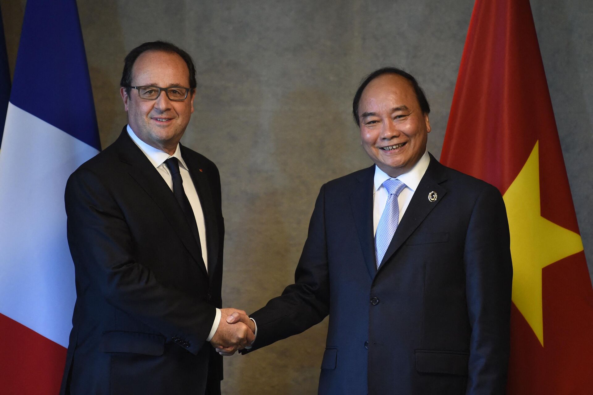 Tổng thống Pháp Francois Hollande bắt tay Thủ tướng Việt Nam Nguyễn Xuân Phúc trong cuộc gặp song phương bên lề ngày thứ hai của hội nghị thượng đỉnh G7 tại Shima, Nhật Bản, 2016 - Sputnik Việt Nam, 1920, 24.03.2023