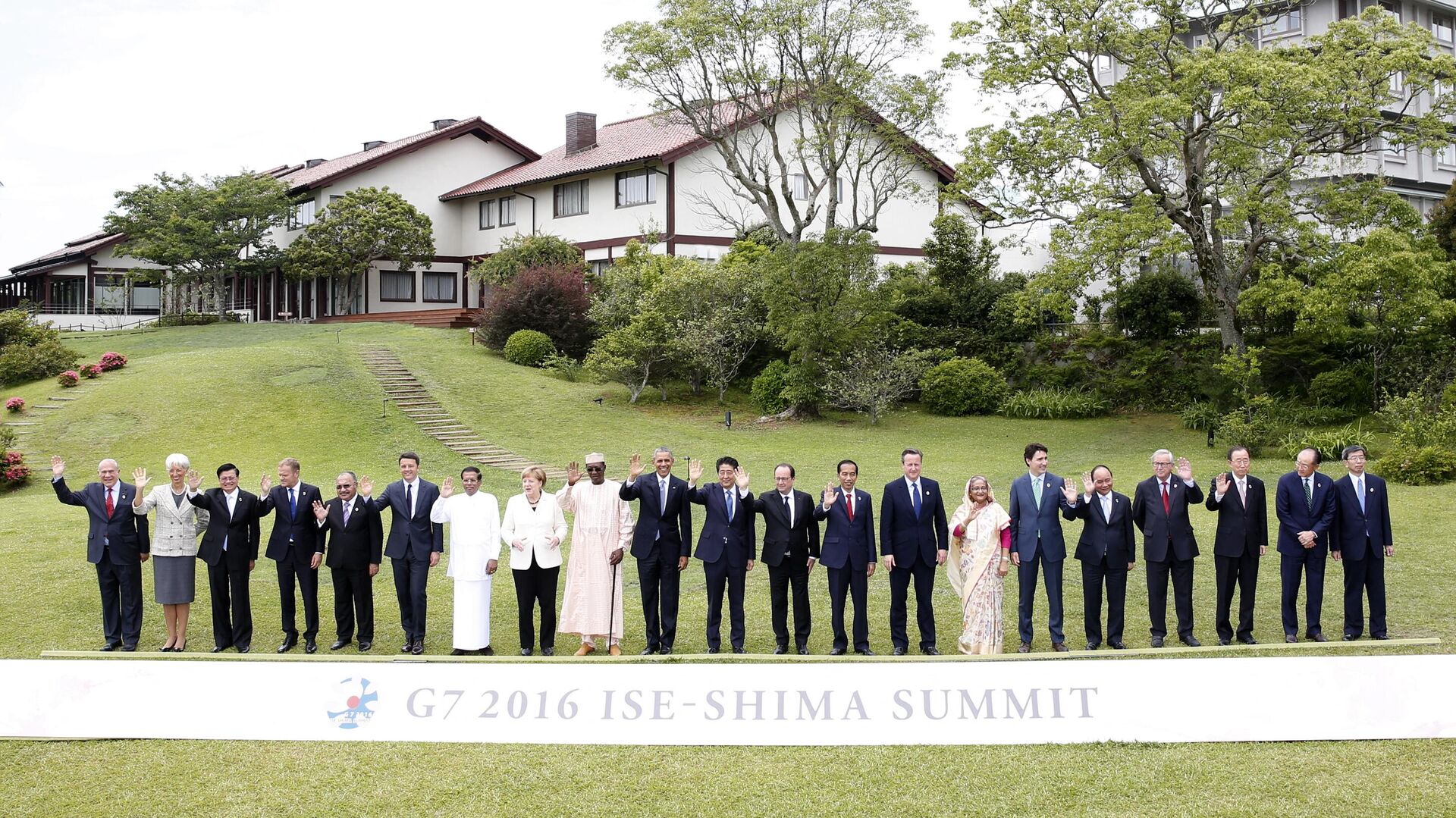 Các nhà lãnh đạo G7 chụp ảnh chung với đại diện các nước đang phát triển ở châu Á và châu Phi tại hội nghị thượng đỉnh G7 ở Nhật Bản, năm 2016 - Sputnik Việt Nam, 1920, 24.03.2023