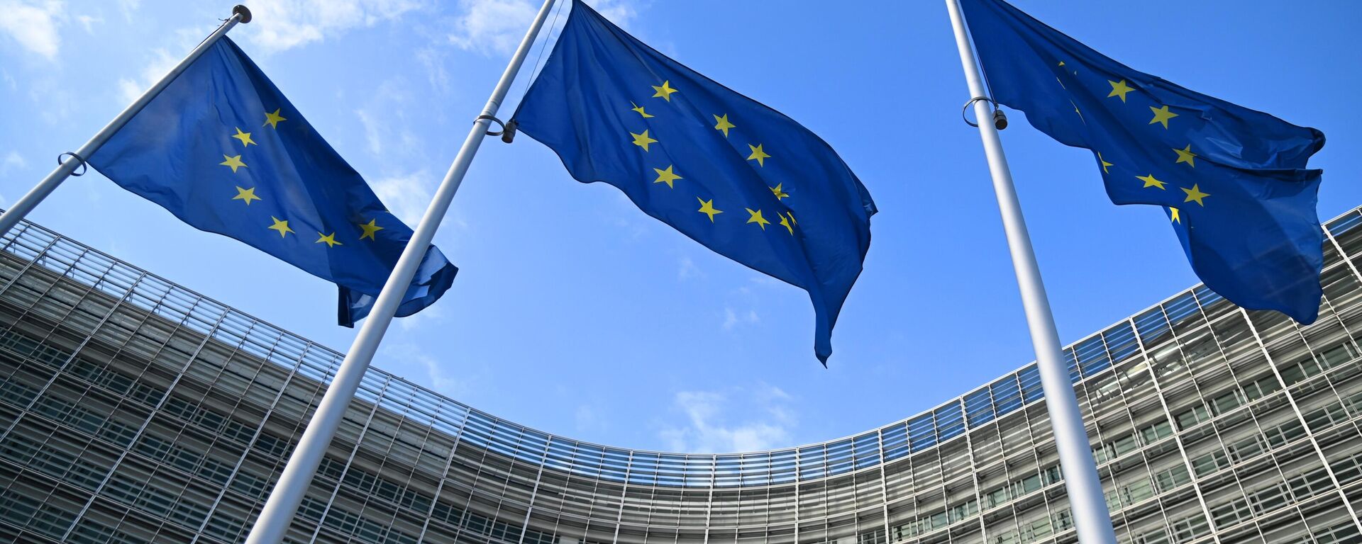 Những lá cờ có biểu tượng của Liên minh châu Âu tại tòa nhà của Ủy ban châu Âu ở Brussels - Sputnik Việt Nam, 1920, 17.07.2023