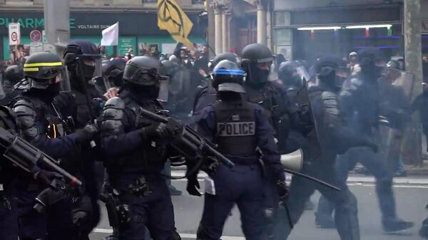 Người biểu tình ném đá vào cảnh sát trong các cuộc phản đối cải cách lương hưu ở Pháp - Sputnik Việt Nam