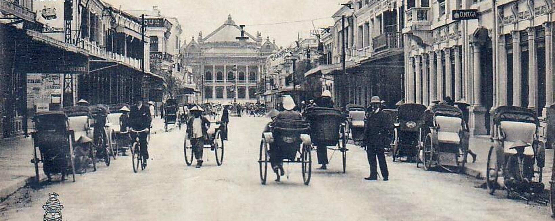 Nhà Hát Lớn Hà Nội đầu thế kỷ XX, chụp từ phố Paul Bert cũ, nay là phố Tràng Tiền. - Sputnik Việt Nam, 1920, 03.04.2023