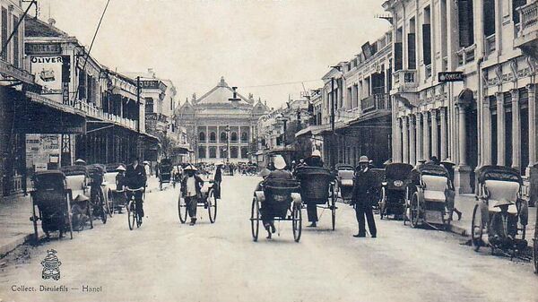 Nhà Hát Lớn Hà Nội đầu thế kỷ XX, chụp từ phố Paul Bert cũ, nay là phố Tràng Tiền. - Sputnik Việt Nam