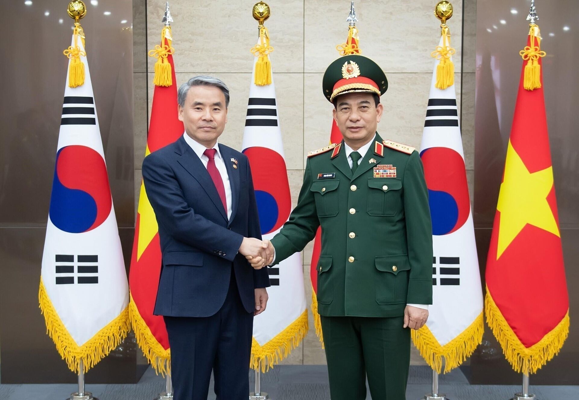 Bộ trưởng Bộ Quốc phòng Hàn Quôc Lee Jong-sup đã có cuộc gặp tại Seoul với Bộ trưởng Bộ Quốc phòng Việt Nam Phan Văn Giang - Sputnik Việt Nam, 1920, 29.03.2023