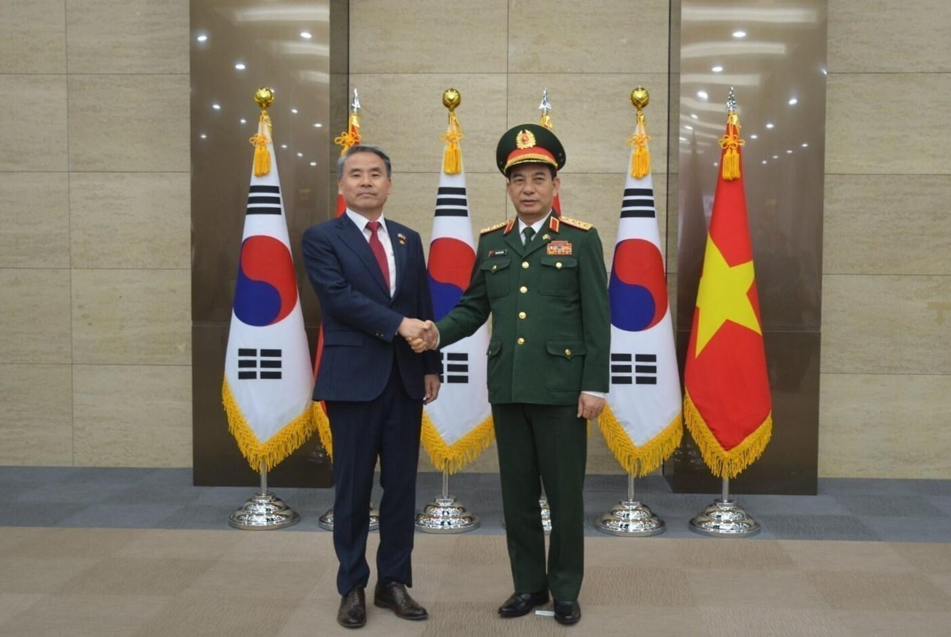 Bộ trưởng Bộ Quốc phòng Hàn Quôc Lee Jong-sup đã có cuộc gặp tại Seoul với Bộ trưởng Bộ Quốc phòng Việt Nam Phan Văn Giang - Sputnik Việt Nam, 1920, 29.03.2023
