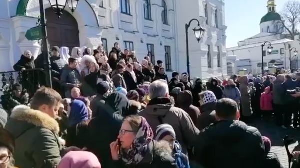 Các tín đồ ở Ukraina hát trước hiên nhà thờ Kiev-Pechersk Lavra - Sputnik Việt Nam