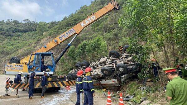 Xe tải chở dưa bị lật khiến ít nhất 3 người chết và nhiều người bị thương tại Phú Yên - Sputnik Việt Nam