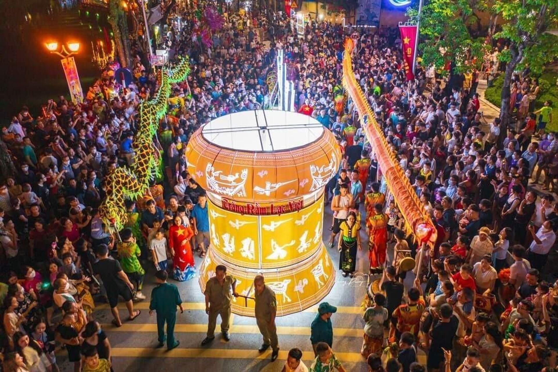 Các hoạt động văn hoá tại tuyến phố đi bộ Thành cổ Sơn Tây luôn thu hút đông đảo khách tham gia. - Sputnik Việt Nam, 1920, 04.04.2023