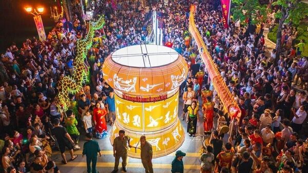 Các hoạt động văn hoá tại tuyến phố đi bộ Thành cổ Sơn Tây luôn thu hút đông đảo khách tham gia. - Sputnik Việt Nam