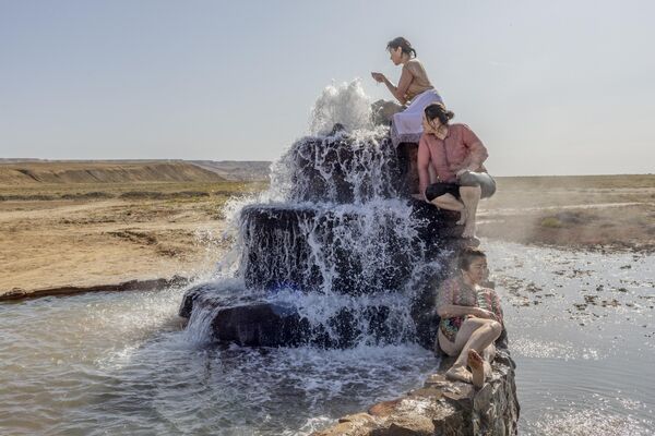 Ảnh Battered Waters (Vùng nước bị vùi dập) được chụp bởi nhiếp ảnh gia Armenia Anush Babajanyan cho VII Agency, chiến thắng hạng mục ASIA LONG-TERM PROJECTS (DỰ ÁN DÀI HẠN CHÂU Á) trong World Press Photo Contest Regional 2023. - Sputnik Việt Nam