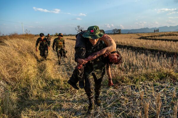 Retrieving the Dead (Truy tìm cái chết) của nhiếp ảnh gia Myanmar Mauk Kham Wah, chiến thắng hạng mục Southeast Asia and Oceania SINGLES (Ảnh đơn Đông Nam Á và Châu Đại Dương) trong World Press Photo Contest Regional 2023. - Sputnik Việt Nam