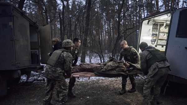 Медики помогают тяжело раненому украинскому солдату. Архивное фото - Sputnik Việt Nam
