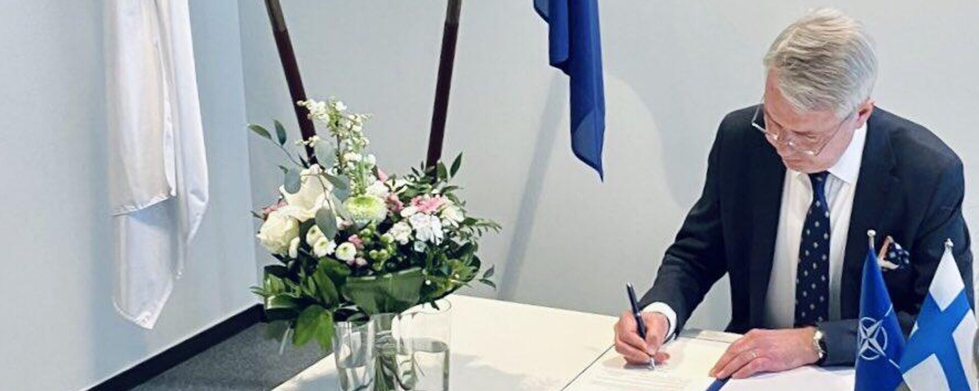 Ngoại trưởng Phần Lan Pekka Haavisto ký văn bản gia nhập NATO - Sputnik Việt Nam, 1920, 09.04.2023