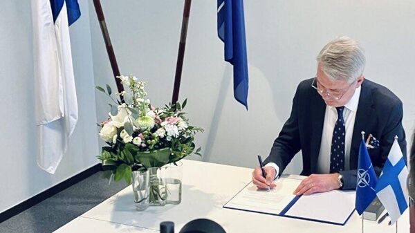 Ngoại trưởng Phần Lan Pekka Haavisto ký văn bản gia nhập NATO - Sputnik Việt Nam