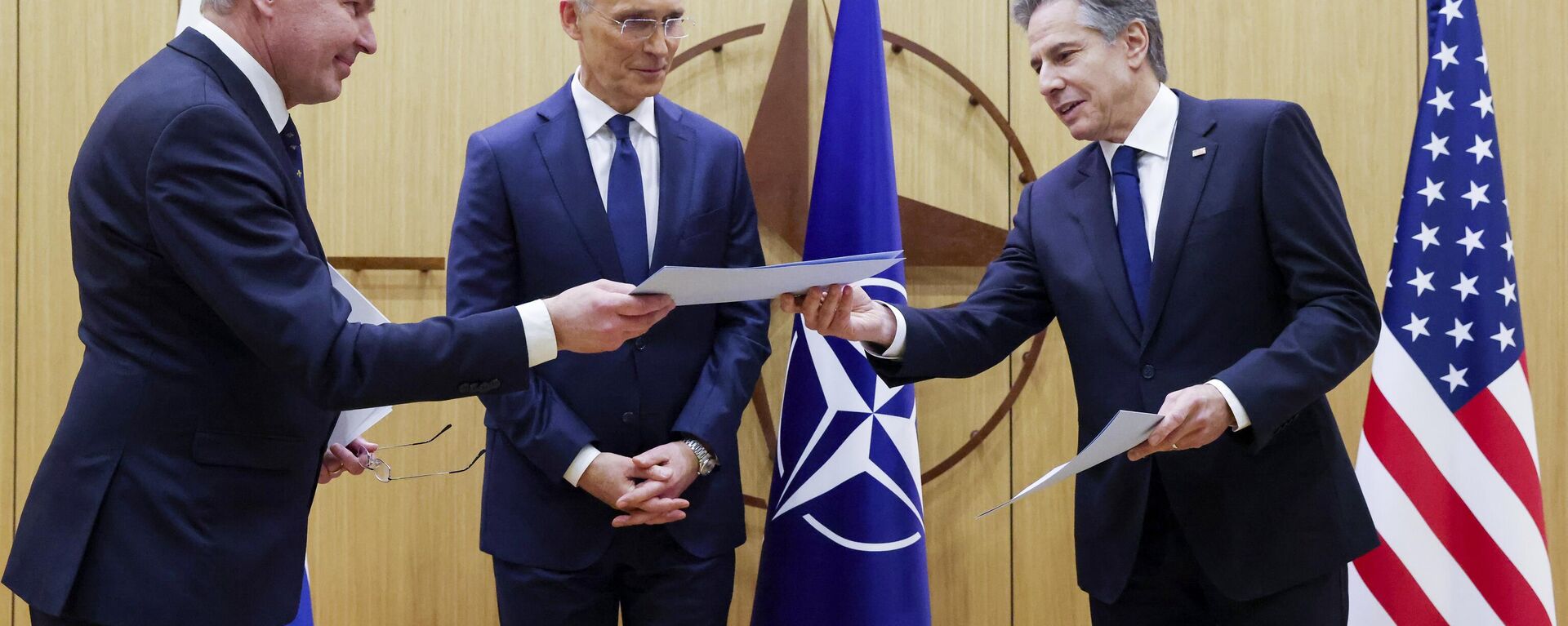 Ngoại trưởng Phần Lan Pekka Haavisto (trái) đưa văn bản gia nhập NATO của nước này cho Ngoại trưởng Mỹ Antony Blinken (phải) tại Trụ sở NATO ở Brussels, Bỉ - Sputnik Việt Nam, 1920, 08.04.2023