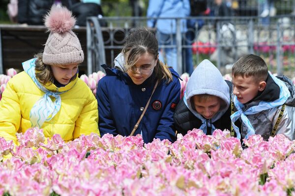 Các du khách trẻ tuổi tại lễ khai mạc cuộc triển lãm Diễu hành Hoa Tulip hàng năm tại Vườn Bách thảo Nikitsky ở Crưm. - Sputnik Việt Nam