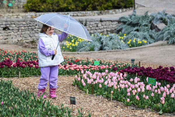 Du khách trẻ tuổi tại lễ khai mạc cuộc triển lãm Diễu hành hoa Tulip hàng năm tại Vườn bách thảo Nikitsky ở Crưm. - Sputnik Việt Nam