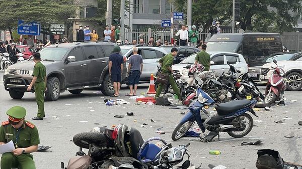 Chiều 5/4, Phòng CSGT Hà Nội cho biết, tại khu vực ngã tư Xuân La – Võ Chí Công (quận Tây Hồ, Hà Nội) vừa xảy ra một vụ tai nạn giao thông liên hoàn giữa xe ô tô với nhiều người điều khiển xe máy. - Sputnik Việt Nam