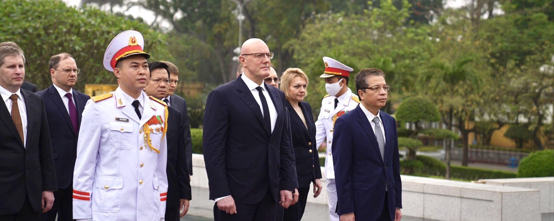 Phó Thủ tướng Dmitry Chernyshenko cùng Đoàn đại biểu cấp cao Australia đặt vòng hoa và vào Lăng viếng Chủ tịch Hồ Chí Minh. - Sputnik Việt Nam, 1920, 06.04.2023
