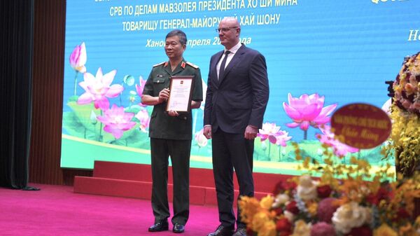 Thiếu tướng Bùi Hải Sơn, Quyền Trưởng ban Ban Quản lý Lăng Chủ tịch Hồ Chí Minh, đón nhận Huân chương Hữu nghị của Liên Bang Nga - Sputnik Việt Nam