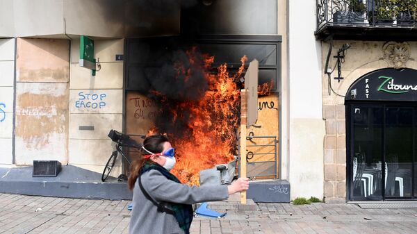 Người phụ nữ gần một ngân hàng đang cháy ở Nantes - Sputnik Việt Nam