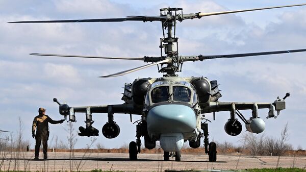 Nhân viên mặt đất đón trực thăng Ka-52 của Lực lượng vũ trang LB Nga sau khi xuất kích trong khu vực tiến hành chiến dịch quân sự đặc biệt. - Sputnik Việt Nam