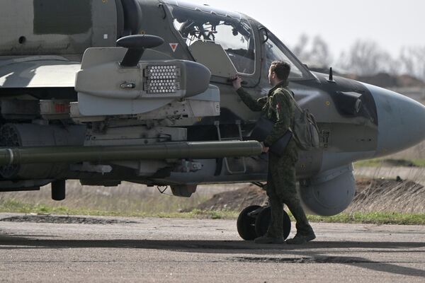 Trực thăng Ka-52 của Lực lượng Vũ trang Nga trước khi xuất kích trong khu vực diễn ra chiến dịch quân sự đặc biệt. - Sputnik Việt Nam