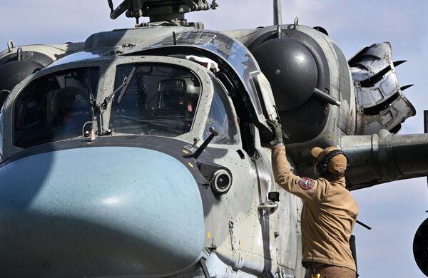 Nhân viên mặt đất đón trực thăng Ka-52 của Nga sau khi xuất kích trong khu vực tiến hành chiến dịch quân sự đặc biệt. - Sputnik Việt Nam