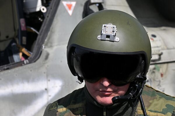 Phi công trực thăng Ka-52 sau khi xuất kích trong khu vực chiến dịch quân sự đặc biệt. - Sputnik Việt Nam