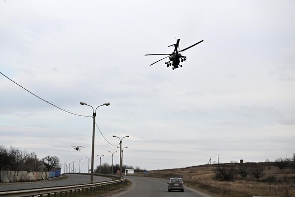 Trực thăng Ka-52 (trái) và Mi-28 của Lực lượng vũ trang Nga trên bầu trời khu vực diễn ra chiến dịch quân sự đặc biệt. - Sputnik Việt Nam