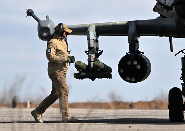 Nhân viên mặt đất đón trực thăng Ka-52 của Nga sau khi xuất kích trong khu vực thực hiện chiến dịch quân sự đặc biệt. - Sputnik Việt Nam