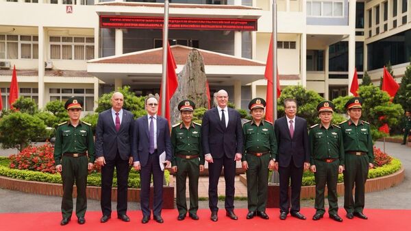 Phó Thủ tướng Liên bang Nga Dmitry Chernyshenko dẫn đầu đoàn đại biểu đã có buổi thăm và làm việc với ban lãnh đạo Trung tâm Nhiệt đới Việt-Nga. - Sputnik Việt Nam