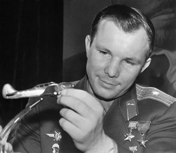Phi công - nhà du hành vũ trụ Liên Xô, Anh hùng Liên Xô Yuri Alekseevich Gagarin bên chiếc máy bay thể thao. Yuri Gagarin học bay trên chiếc máy bay này vào năm 1955, là học viên của câu lạc bộ bay Saratov. Chiếc này đã được tặng cho anh từ các vận động viên - phi công của Câu lạc bộ hàng không trung ương Liên Xô mang tên V.P. Chkalov. - Sputnik Việt Nam