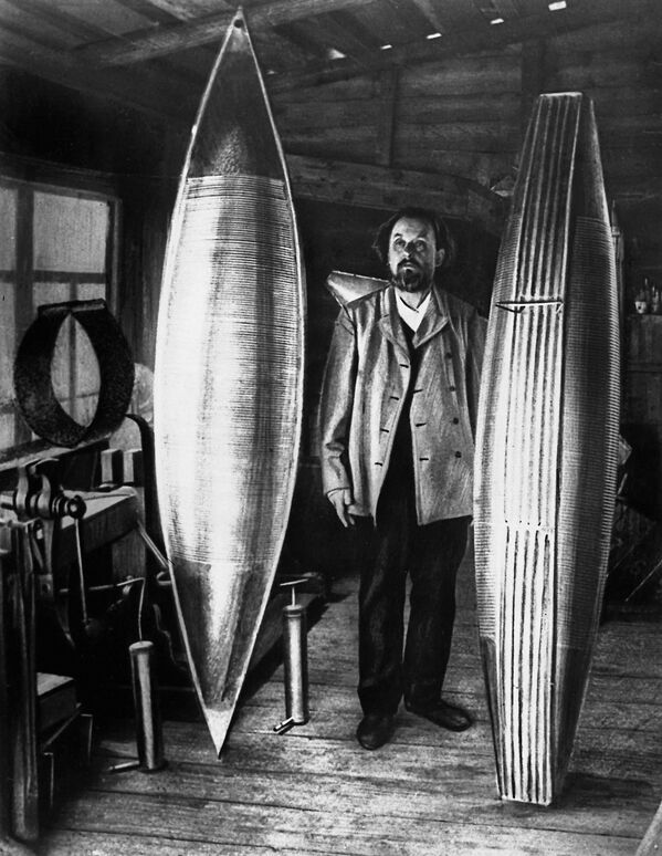 Konstantin Eduardovich Tsiolkovsky (1857-1935), nhà khoa học Liên Xô, người sáng lập lý thuyết di chuyển giữa các hành tinh, tác giả của những khám phá lớn nhất về công nghệ tên lửa trong nghành của mình. - Sputnik Việt Nam