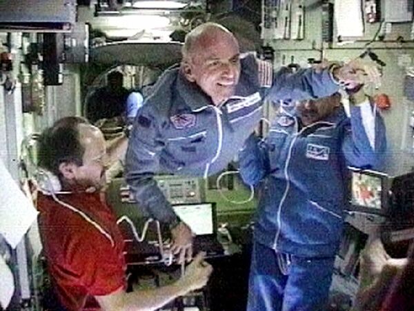 Chỉ huy Trạm Vũ trụ Yuri Usachyov và phi hành gia Talgat Mussabayev chào đón triệu phú California Dennis Tito trên Trạm Vũ trụ Quốc tế, 2001. - Sputnik Việt Nam