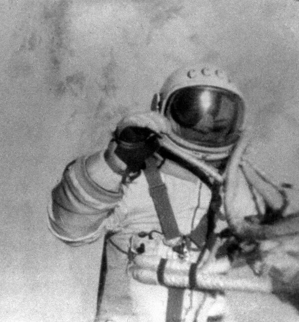 Phi hành gia Alexei Leonov ngoài vũ trụ. - Sputnik Việt Nam